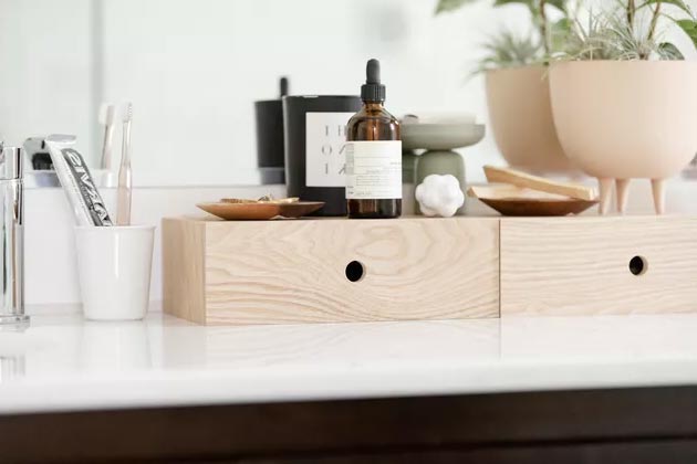 Идея ванной комнаты с деревянной столешницей для хранения вещей