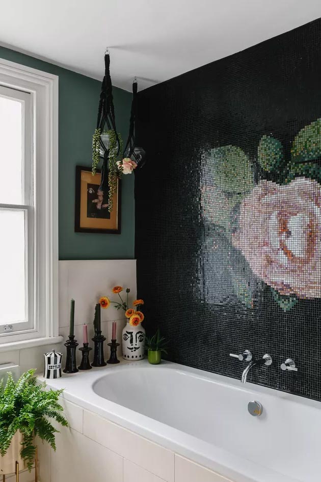 Идея ванной комнаты с цветочной мозаикой на стене за ванной