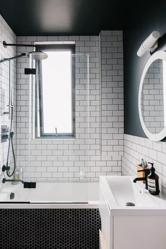 Идея ванной комнаты с черно-белой плиткой и душевой кабиной